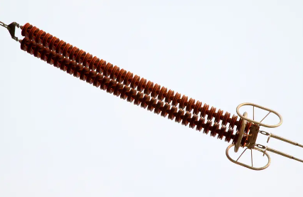 Insulatores in Lineis Transmissionibus: Munera Essentialia, Principia Operantia, ac Genera Communia